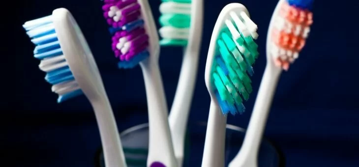 Передается ли ВИЧ при маникюре или через зубные щетки?